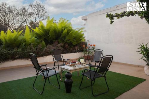 StayVista’s Fiddle Leaf Home Elegant Interiors Spacious Lawn & Inviting Balcony