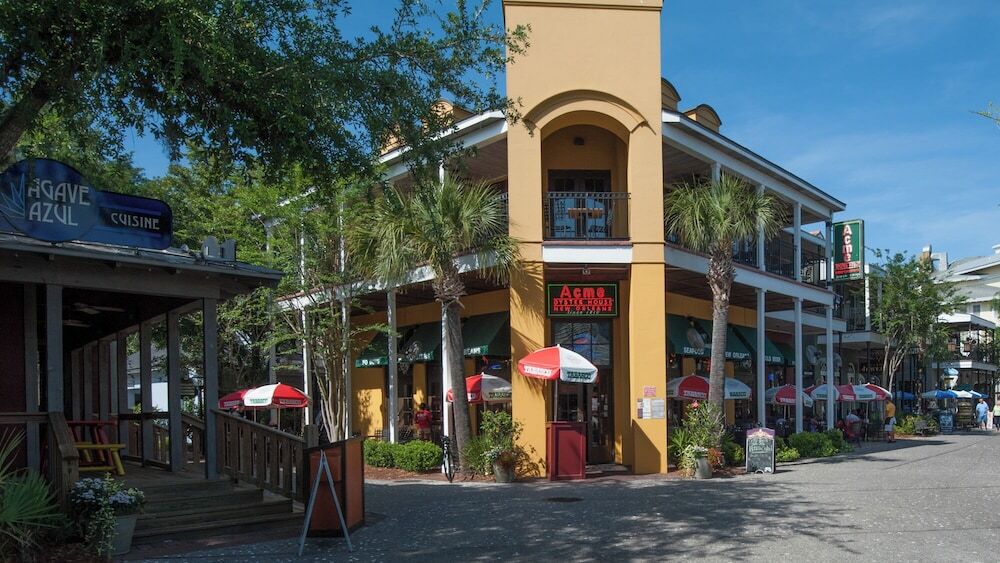 Spacious 3b 3b Sleeps 6 Lakeview Beach Access — 4-Star Luxury Hotel in Miramar Beach, United States
