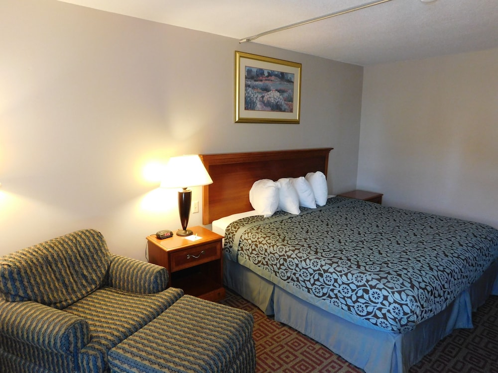 Days Inn by Wyndham West Branch Iowa City Area - photo 5