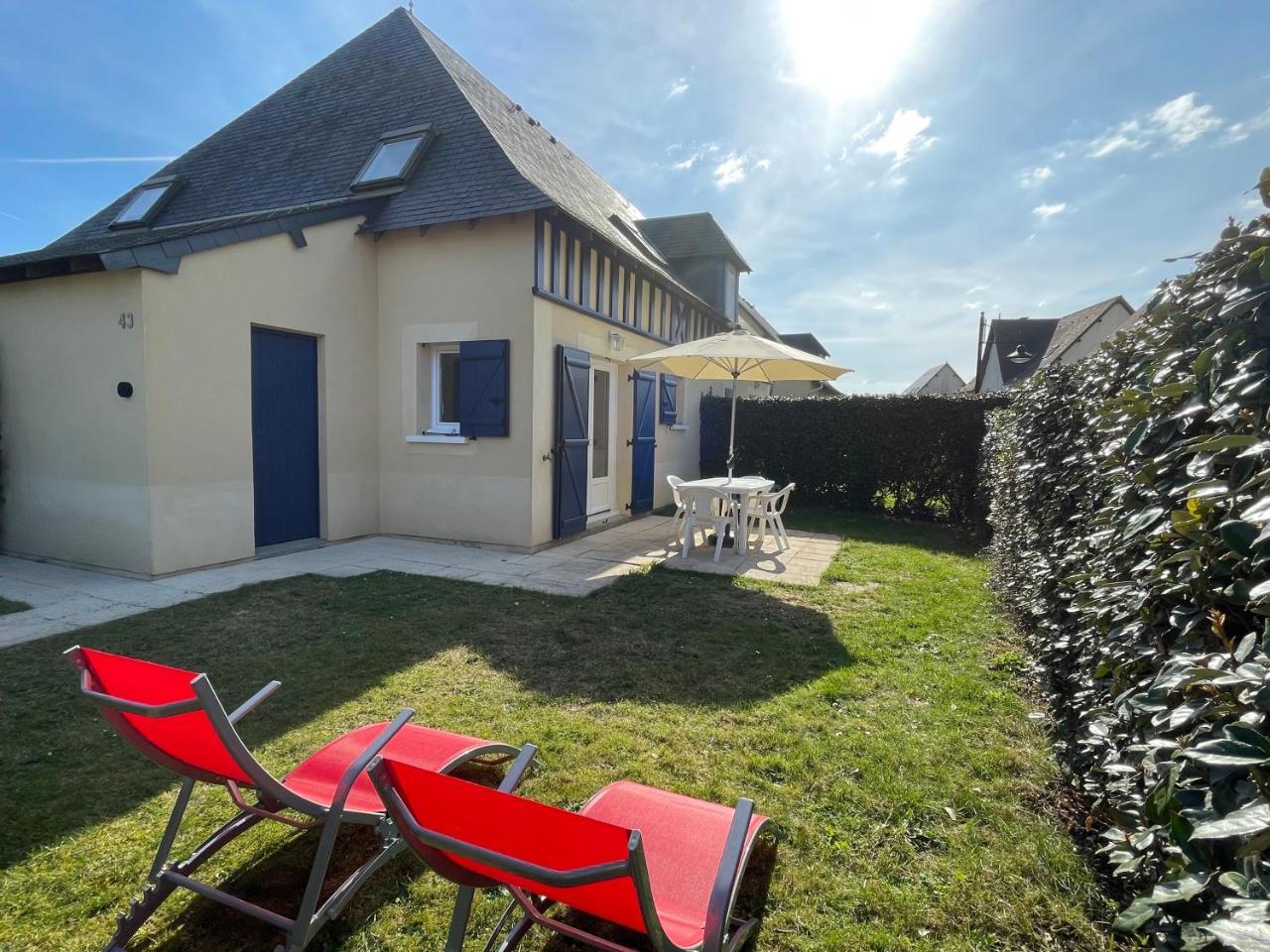 La Dunette Port Guillaume Cabourg Piscine Et Mer a Pied — hotel in Dives-Sur-Mer
