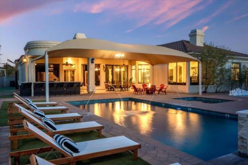 Luxury Mansion Heated Pool and Spa Pickleball Batting Cage 2 Game Rooms Speakeasy in Scottsdale, United States