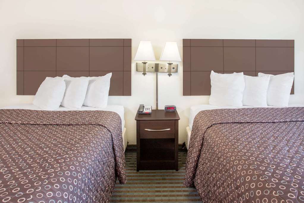 Super 8 by Wyndham Cedar Falls IA University - photo 7