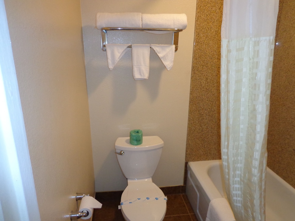 Economy Inn Express Warren - photo 10