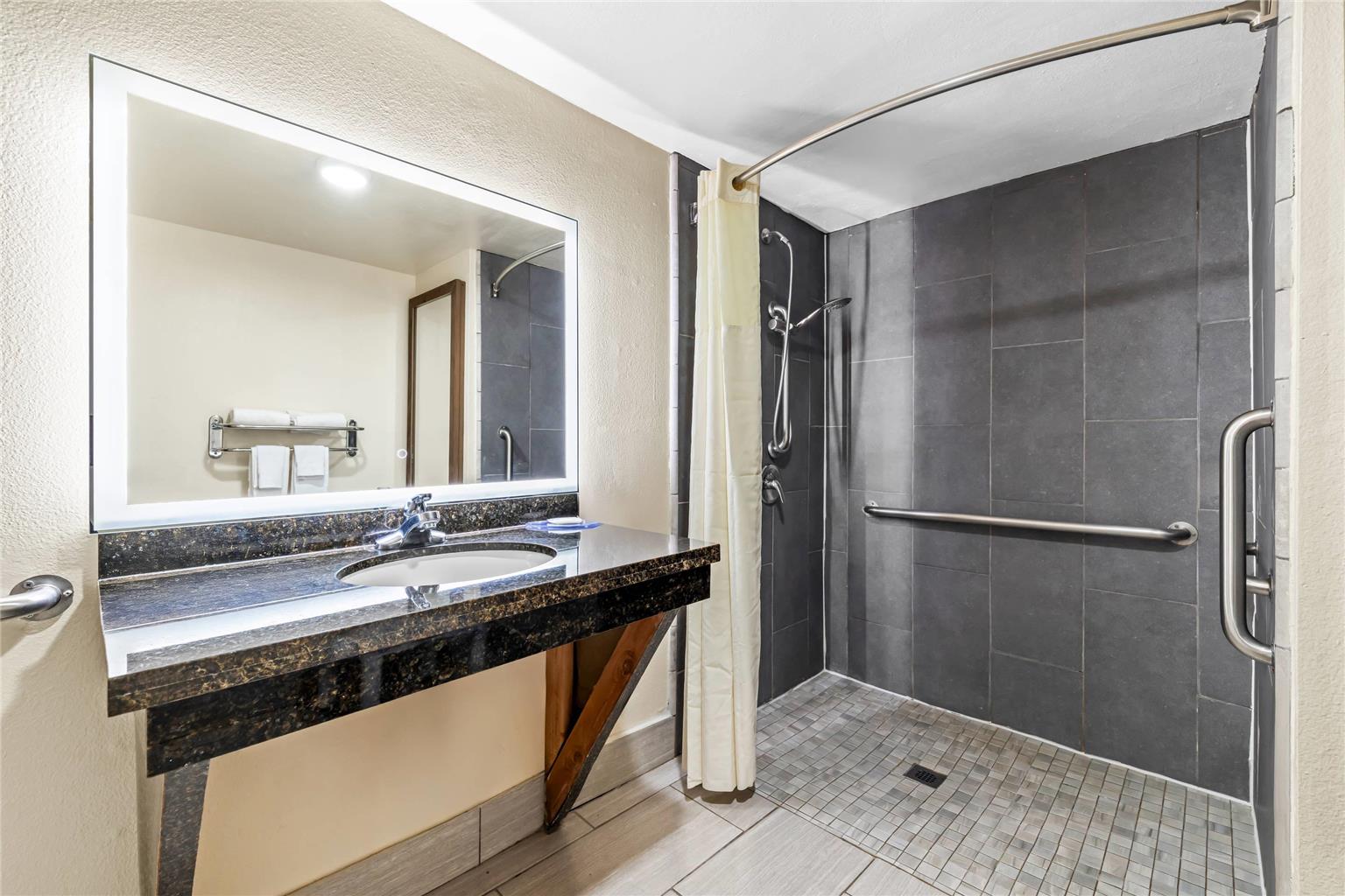 Quality Inn & Suites - photo 29