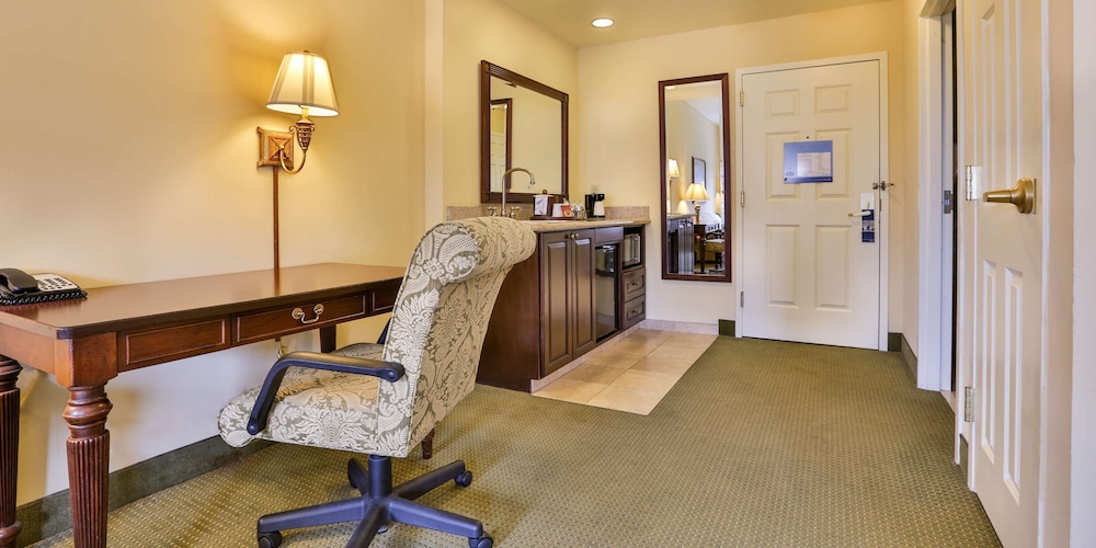 Hampton Inn and Suites Savannah Historic District - photo 34