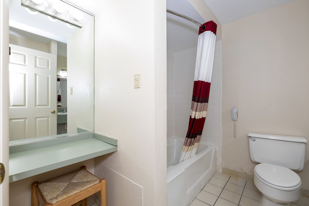 Red Roof Inn & Suites Hazleton - photo 35