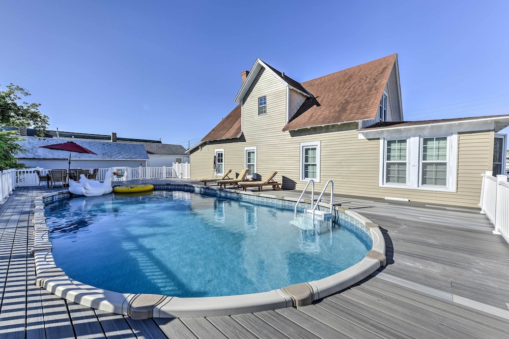 Charming Wildwood Hideaway w Private Pool & Deck in Wildwood, United States
