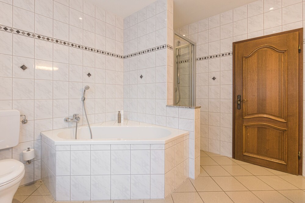 Deep Soaking Bathtub