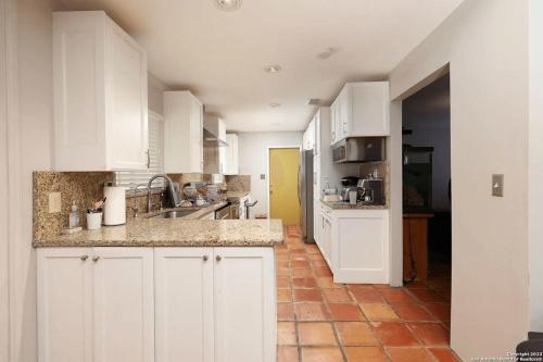 Cozy Home Near Airport fast EV Charger & Theater — 4-Star Luxury Hotel in San Antonio, United States