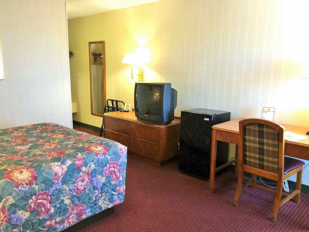Super 8 by Wyndham Madison East - photo 16