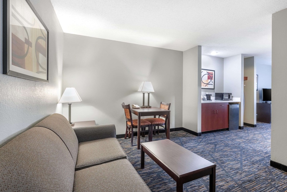 Quality Inn & Suites Lincoln North - photo 39
