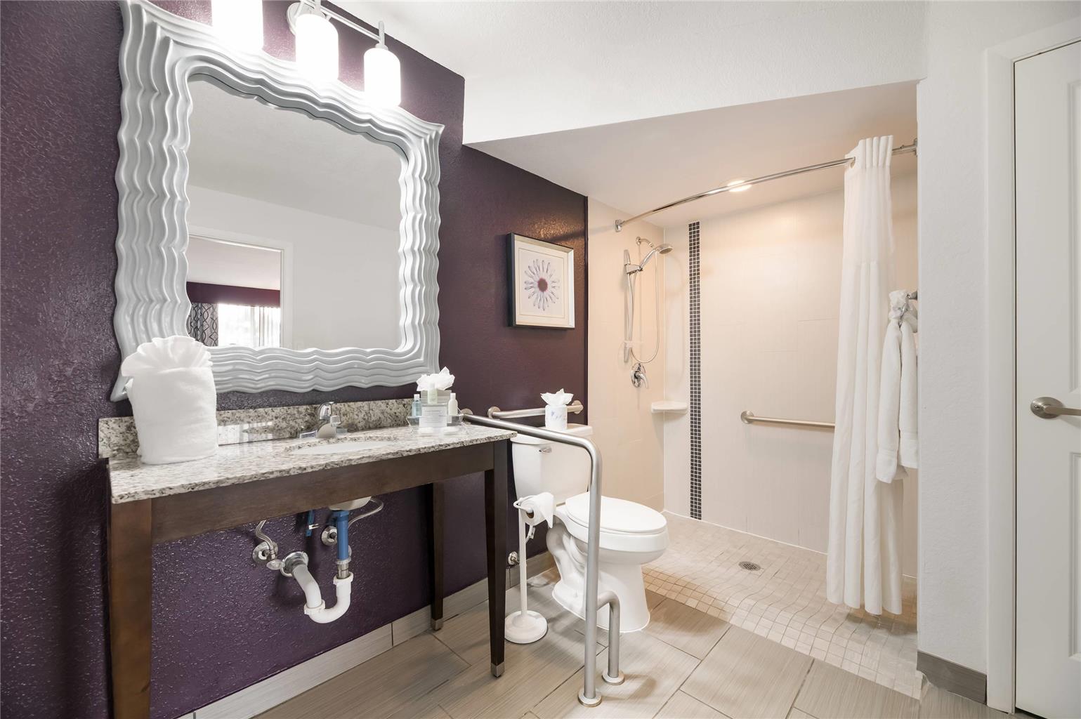 Clarion Inn & Suites Across From Universal Orlando Resort - photo 9