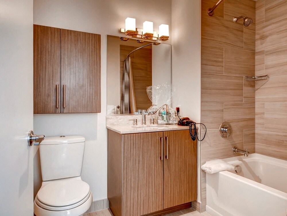 Global Luxury Suites at Newport - photo 45