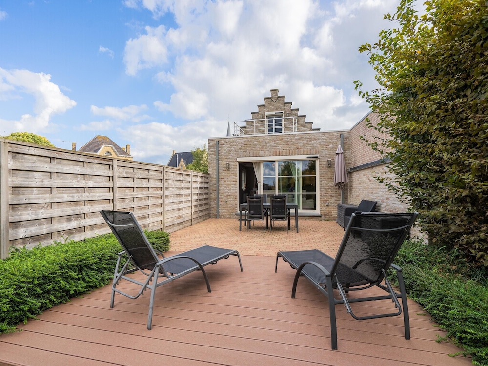 Inviting Holiday Home in Nieuwpoort With Garden — 4-Star Luxury Hotel in Nieuwpoort, Belgium