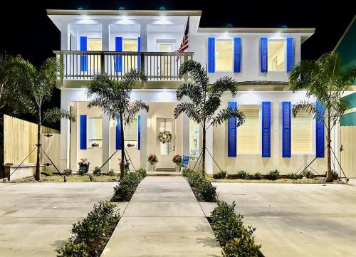 Luxury Southern Charm Home Steps from Beach — 4-Star Luxury Hotel in South Padre Island, United States