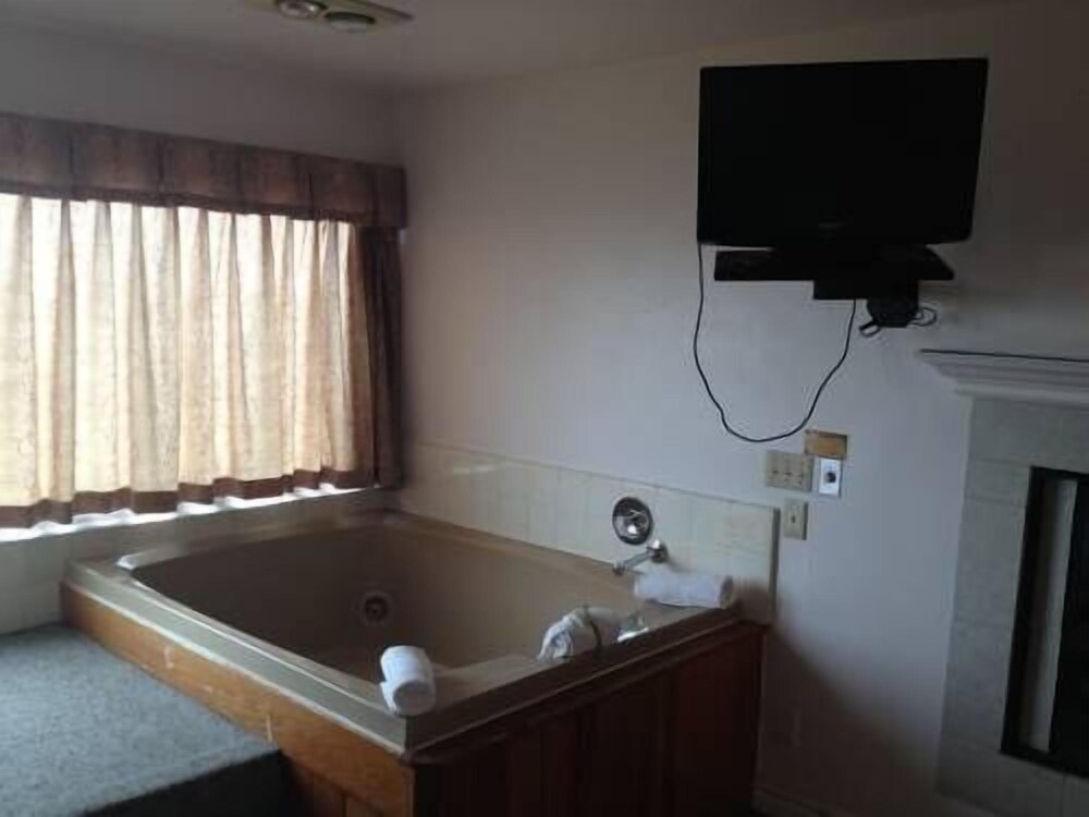 Cozy Cove Beachfront Resort Inn - photo 40