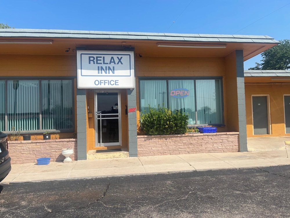 Relax Inn By OYO Clinton in Clinton, United States
