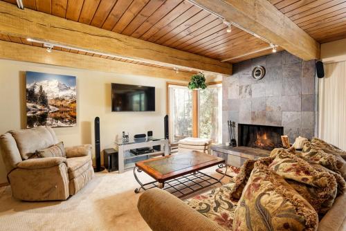 Chateau Eau Claire Unit 17 Serene Condo Overlooking the River with Many Upgrades — 4-Star Luxury Hotel in Aspen, United States