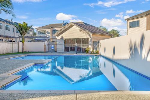 Sweet Sunshine Nest with Pool Aircon and Parking — 4-Star Luxury Hotel in Auckland, New Zealand