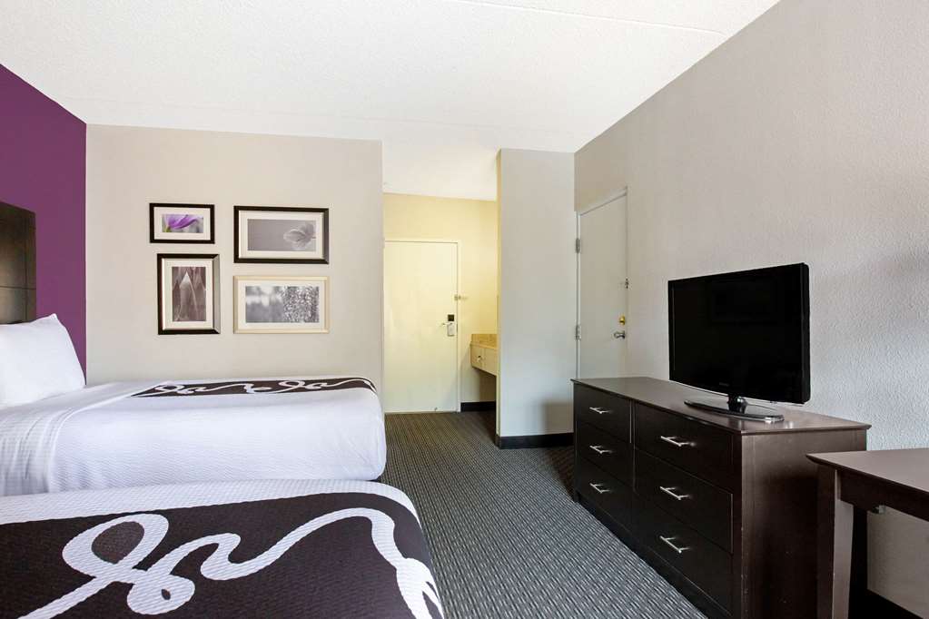 La Quinta Inn & Suites by Wyndham Miami Airport East - photo 41