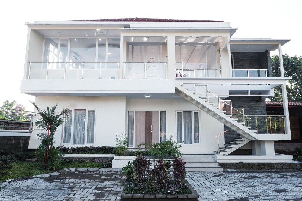OYO 574 Heritage Hotel Boyolali - carbon neutral hotel in Boyolali