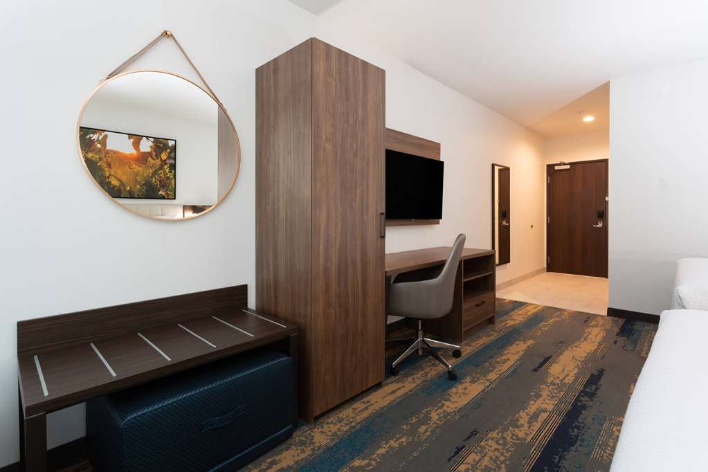 La Quinta Inn & Suites by Wyndham Galt Lodi North - photo 31