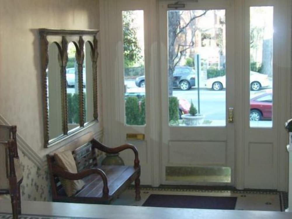 Windsor Inn Hotel - photo 18