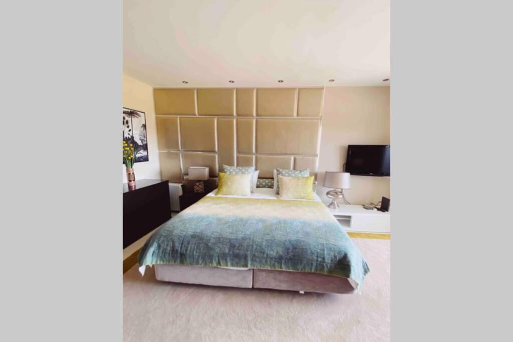 Sea View W Balcony 2 Mins Walk To Beach & Casino in Estoril, Portugal