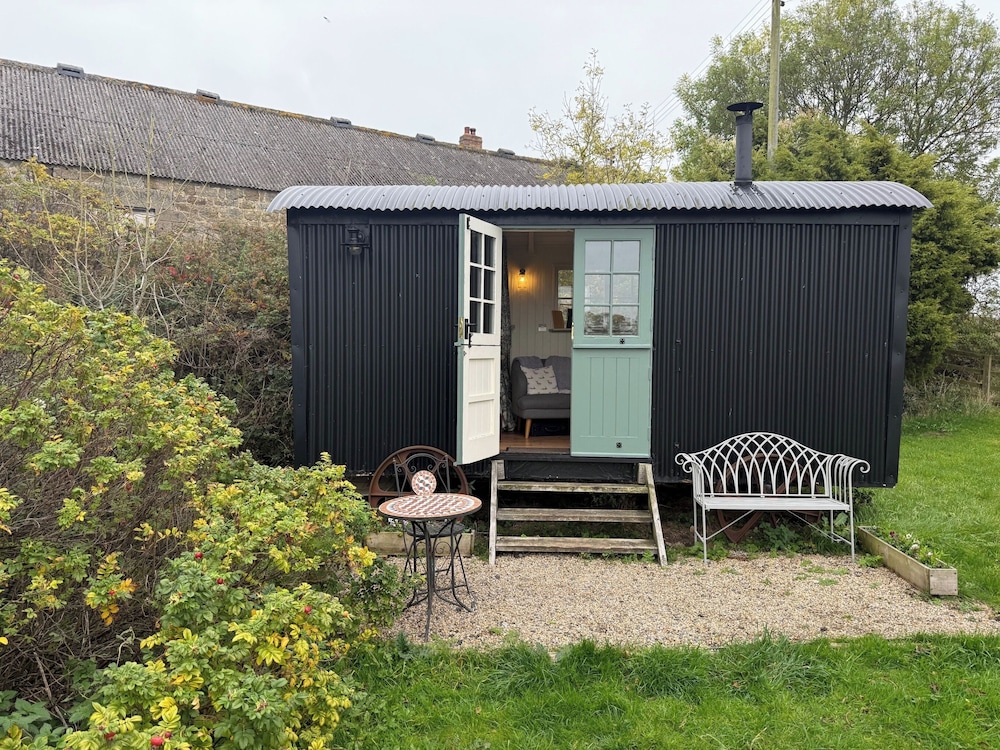 Cosy Romantic Shepherd hut in Open Countryside in Newcastle Upon Tyne, United Kingdom