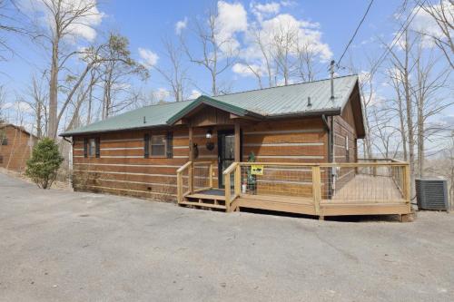 Secluded Cubs Den Retreat in Wears Valley Sleeps 10 Hot Tub Pool Table Dog Friendly — 4-Star Luxury Hotel in Sevierville, United States