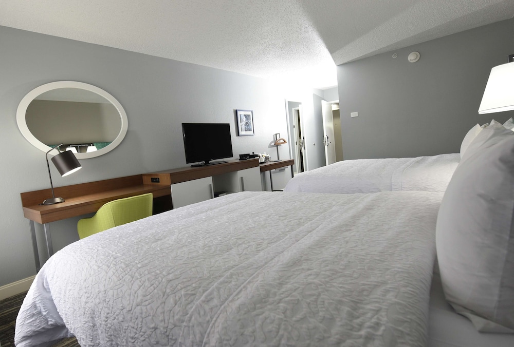 Hampton Inn Youngstown North - photo 11