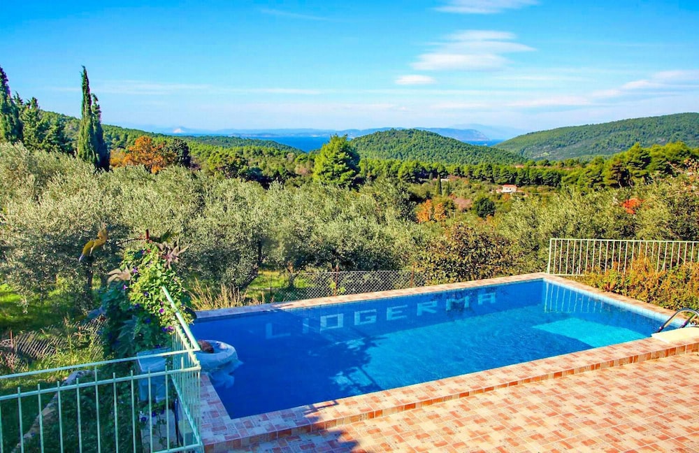 Cherry Cottage in Skopelos — 4-Star Luxury Hotel in Skopelos, Greece