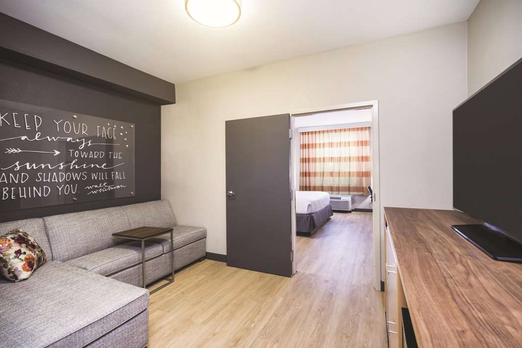 La Quinta Inn & Suites by Wyndham Chattanooga Hamilton Place - photo 29