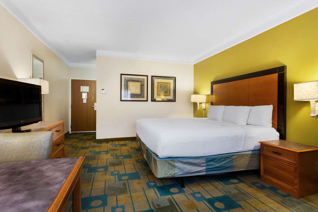 La Quinta Inn & Suites by Wyndham St. Pete Clearwater Airpt - photo 33
