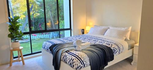 Blissful Haven - carbon neutral hotel in Springfield Lakes