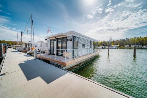 Hausboot Trinity LP5 — hotel in Kroeslin