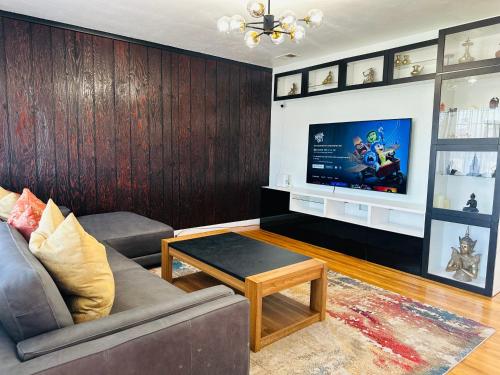 Hayward Home — 4-Star Luxury Hotel in Hayward, United States