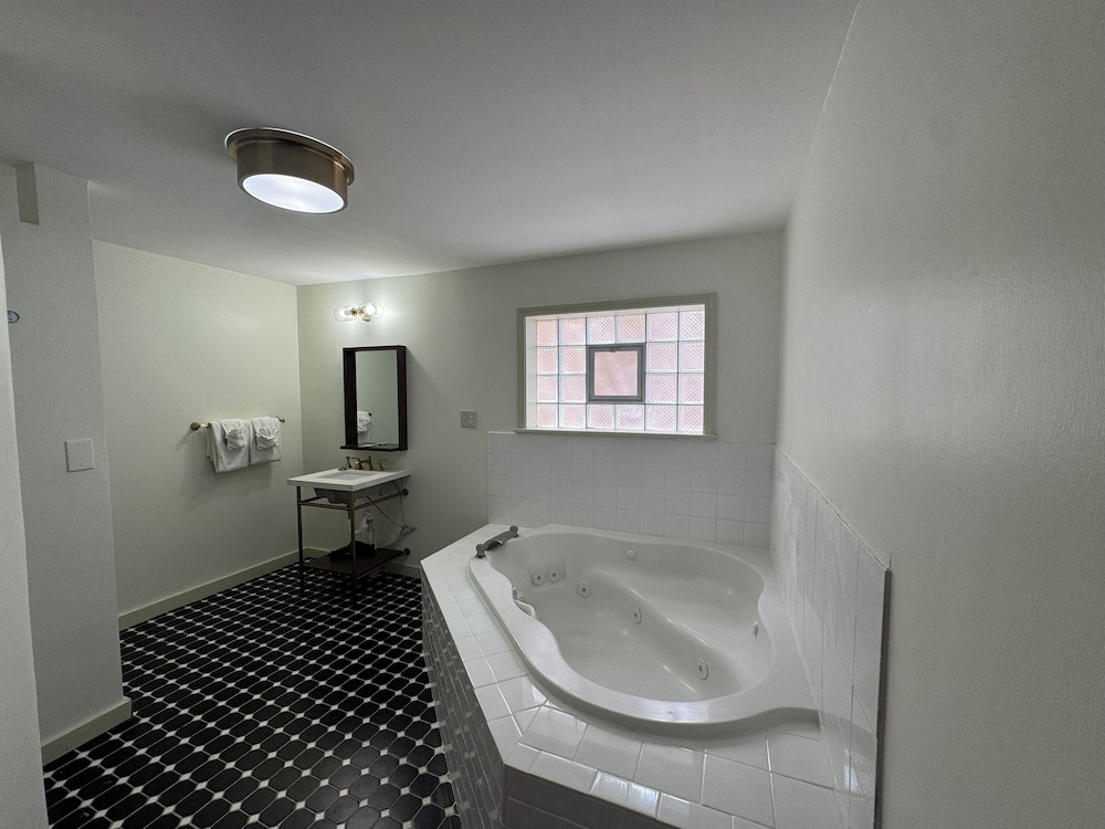 Pikes Peak Inn - photo 20