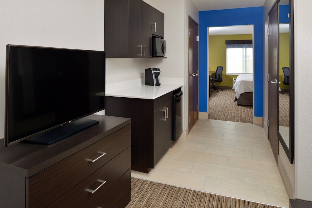 Holiday Inn Express & Suites Pueblo North by IHG - photo 18