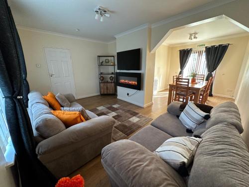 Stunning cozy three bedroom house near ARI — 4-Star Luxury Hotel in Aberdeen, United Kingdom
