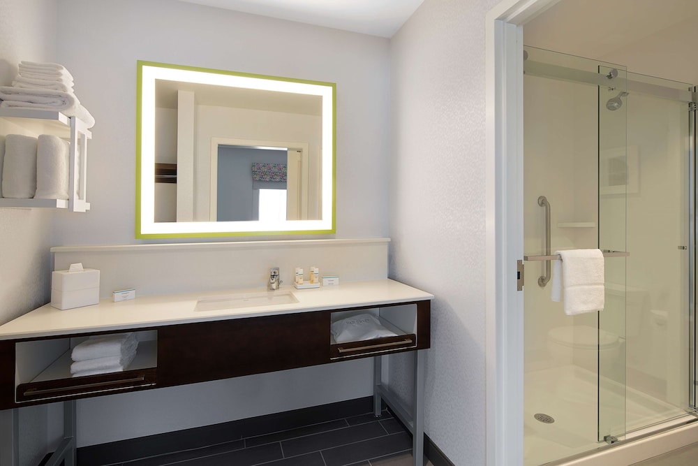 Hampton Inn & Suites Raleigh Midtown - photo 34