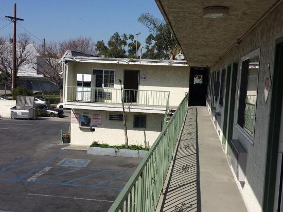 Foxy's Motor Inn on Florence & Hoover St - featured photo