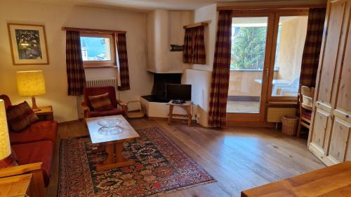 Chesa Bellaval Haus Rizza 1 1 2 Zimmerwohnung — 4-Star Luxury Hotel in Silvaplana, Switzerland