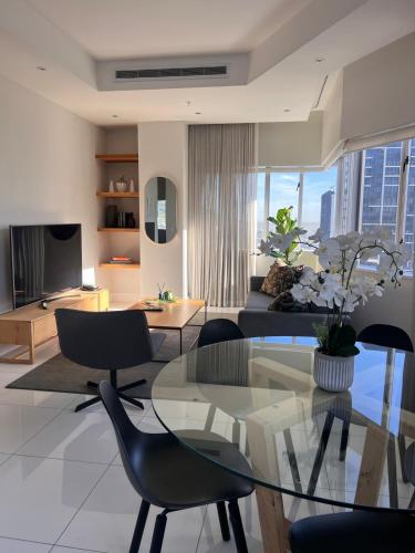 Upmarket 2 Bedroom Apartment with Views