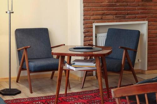 Vintage 2BR Apartment Managed By Wehost