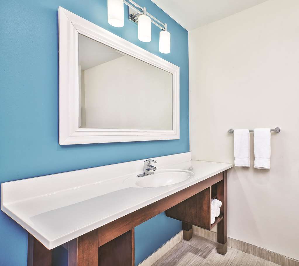 La Quinta Inn & Suites by Wyndham Niagara Falls - photo 11