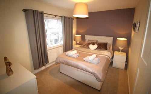 3 Bedroom House Parking Wifi Fully Refurbished Throughout New Kitchen & Bathroom — 4-Star Luxury Hotel in Rowlands Gill, United Kingdom