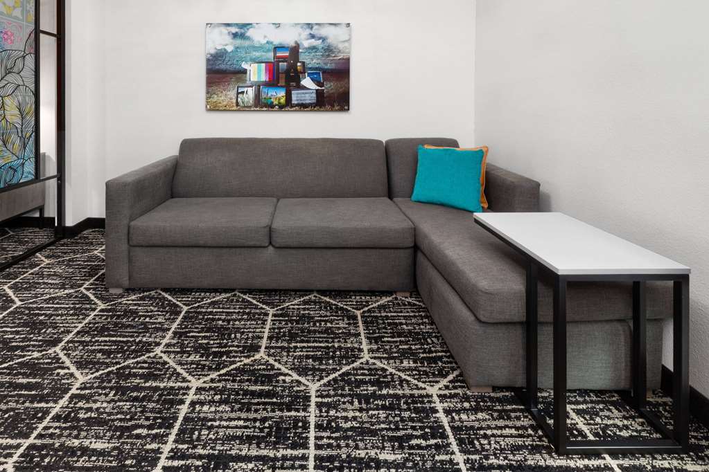 La Quinta Inn & Suites by Wyndham Austin Parmer Tech Ridge - photo 23