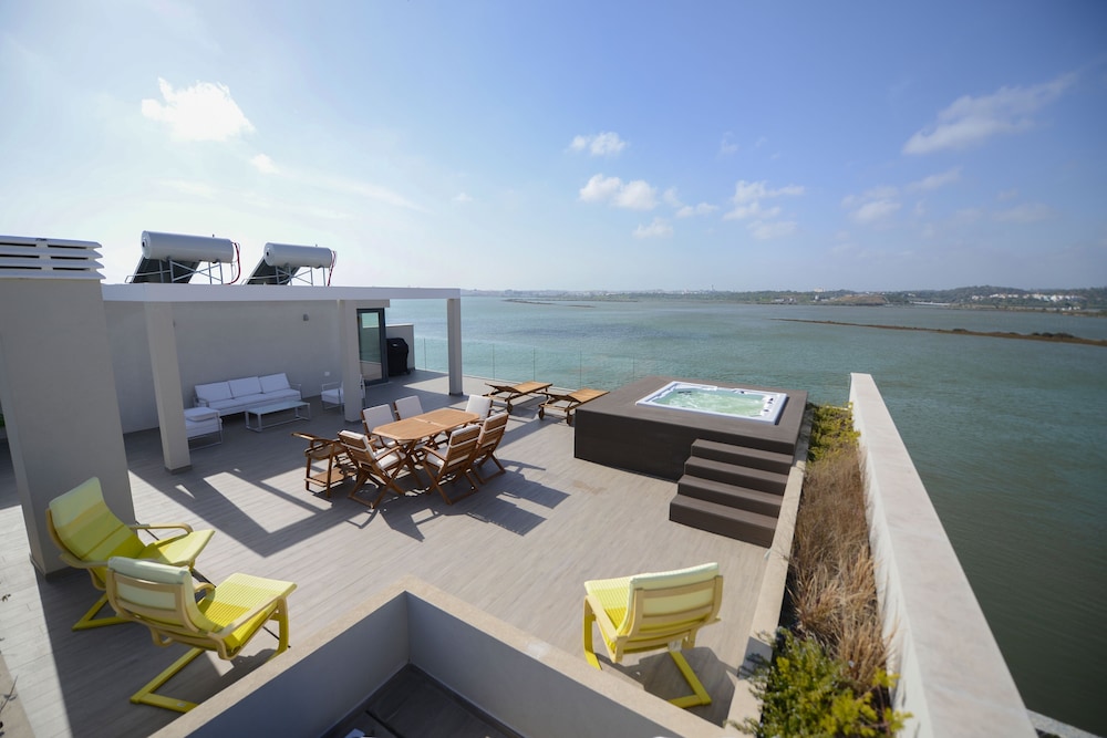 Arade Riverside Modern Apartment — 4-Star Luxury Hotel in Estombar, Portugal