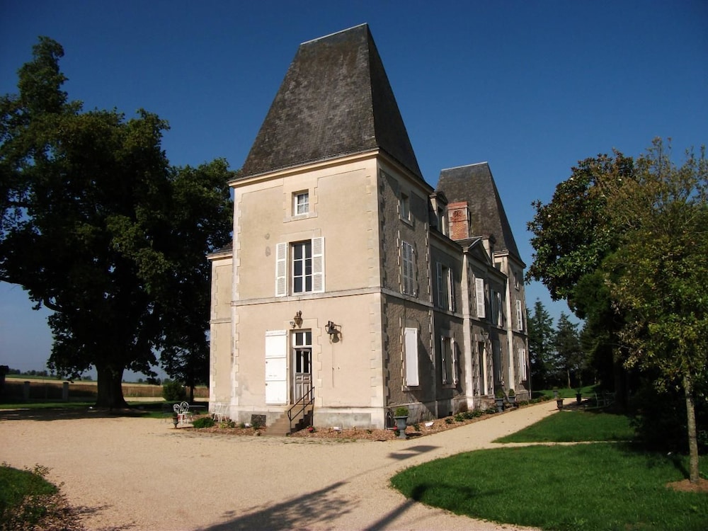 Chateau de Bellevue B&B et Appartements avec Piscine chauffée et Chambres partout climatisées — 4-Star Luxury Hotel in Sainte-Cecile-Les-Vignes, France